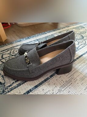 DR. Scholls platform grey loafer with chain